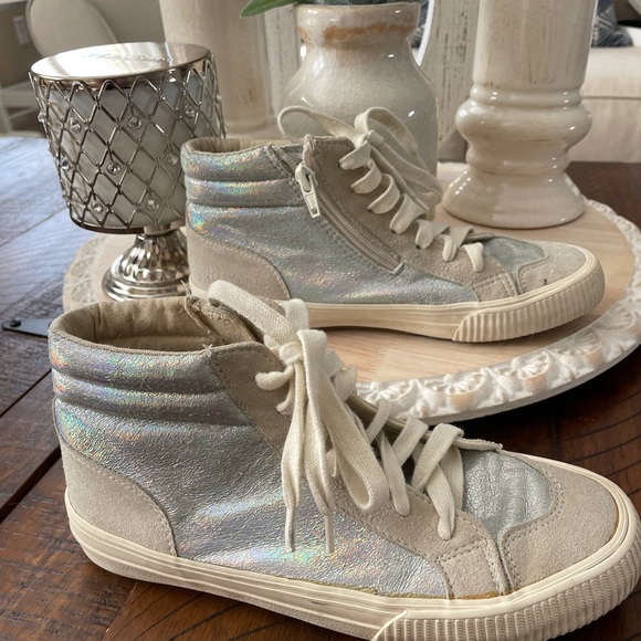 Zara sneakers hi top w ankle zip. Iridescent color on a light ivory. Beautiful. - Picture 2 of 6